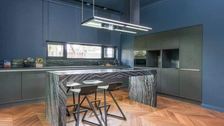 Tendances couleurs cuisine 2026 : les 5 teintes qui transforment